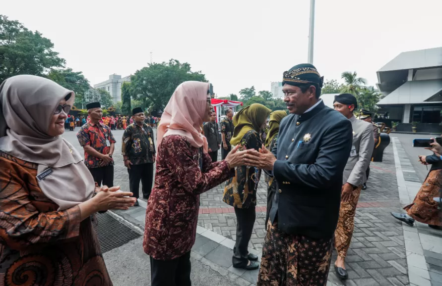 Potret Pj Gubernur Jateng Nana Sudjana di momen peringatan Hari Guru Nasional (PGN) tahun 2024, Senin (25/11/2024). (Foto: Humas Pemprov jateng)