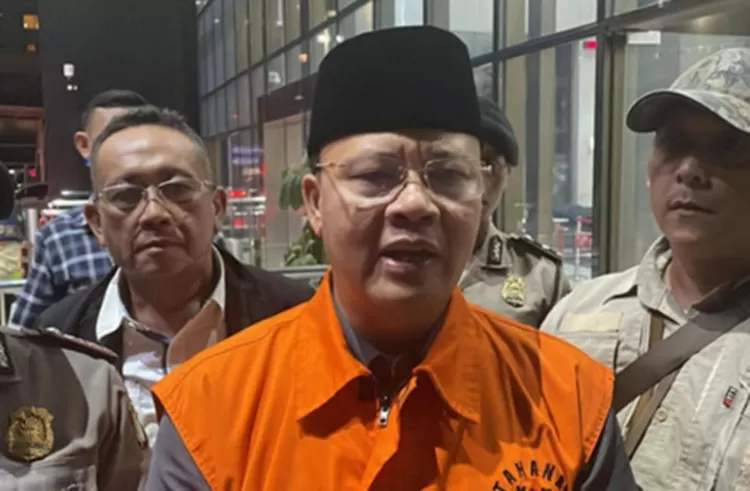 Calon petahana Gubernur Bengkulu Rohidin Mersyah mengenakan rompi oranye KPK, saat di wawancara wartawan, Senin (25/11/2024) dini hari. (Foto: Tangkapan video)