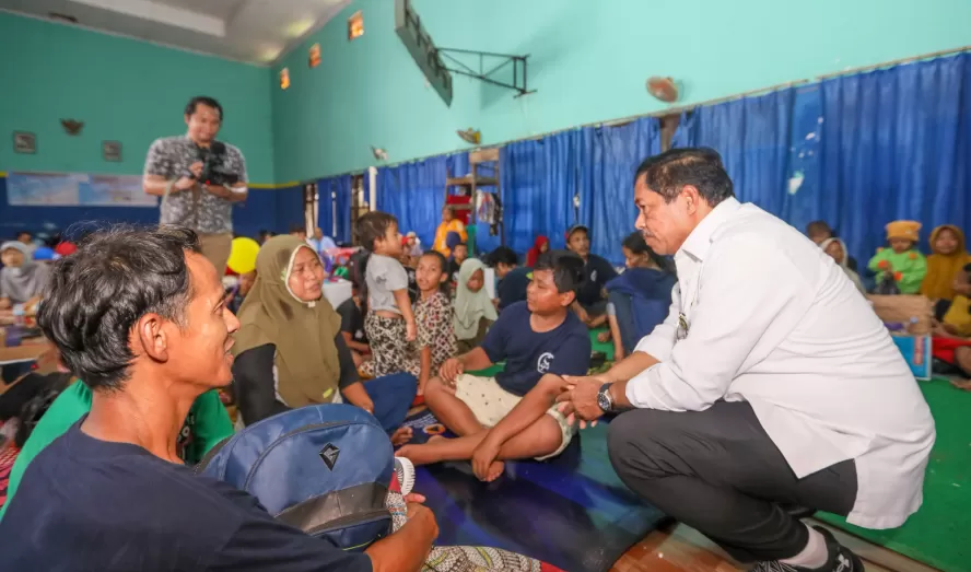 Pj Gubernur Jateng Nana Sudjana saat mengunjungi pengungsi korban banjir di Kota Pekalongan, Selasa (26/11/2024). (Foto: Humas Pemprov Jateng)