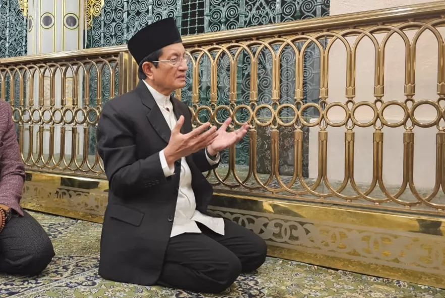 Menag Nasaruddin Umar berdoa di Raudhan, masjid NAbawi pada Senin (25/11/2024). (Foto: Dok. Kemenag/M Rusydi Sani)