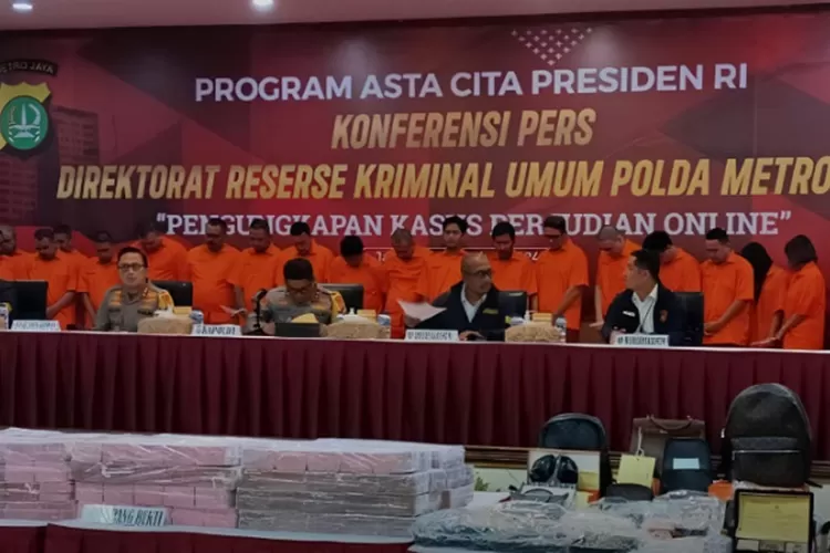 Konferensi Pers Polda Metro Jaya terkait penetapan 28 tersangka kasus judi online (judol) yang melibatkan kementerian Komdigi.   (Foto: Instagram.com/@poldametrojaya)