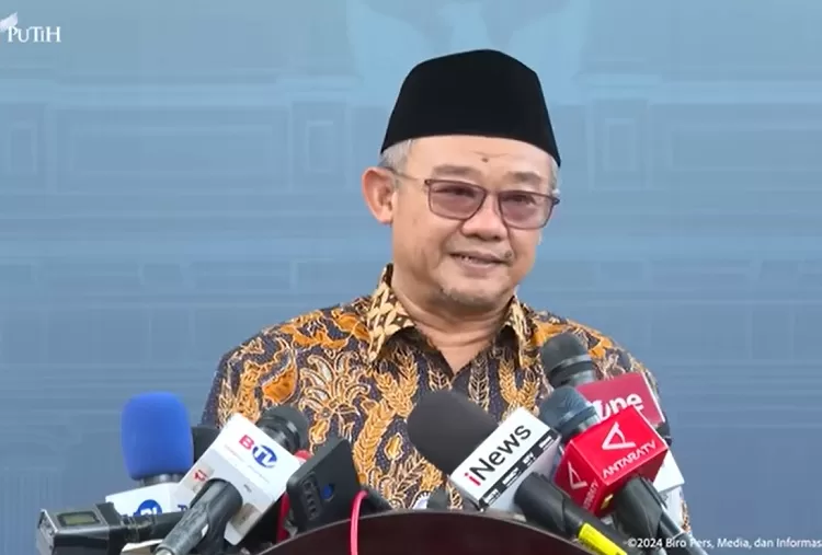 Potret Mendikdasmen Abdul Mu&rsquo;ti saat jumpa pers terkait kenaikan gaji guru di Kompleks Istana Kepresidenan, Jakarta, Selasa (26/11/2024). (Foto: YouTube Setpres)