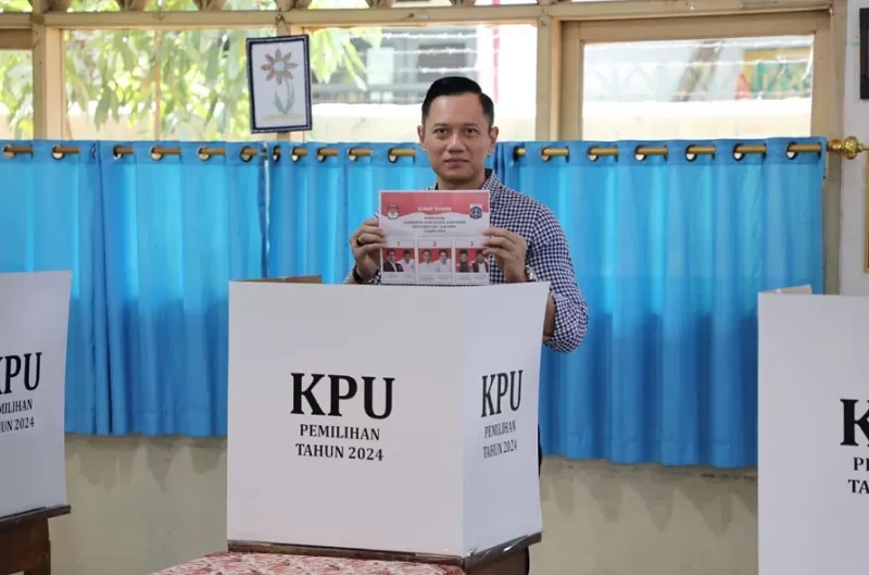 Ketum Partai Demokrat Agus Harimurti Yudhoyono (AHY) menggunakan hak pilihnya untuk Pilkada Jakarta 2024,  di TPS Kebayoran Baru, Jakarta Selatan, Rabu (27/11/2024). (Foto: Instagram.com/@agusyudhoyono)