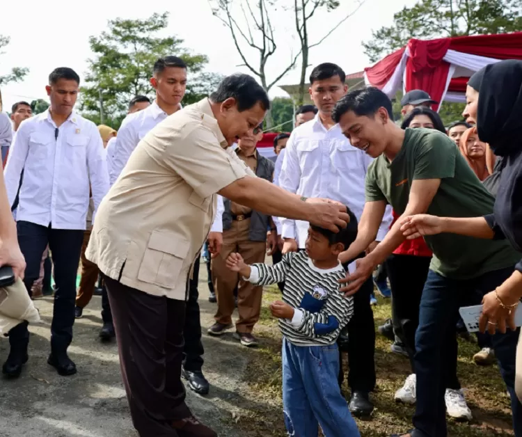 Presiden Prabowo Subianto berbaur dengan warga Bojong Koneng usai menggunakan hak pilihnya di Pilkada Jabar 2024, Rabu (27/11/2024). (Foto: Tim media Prabowo)