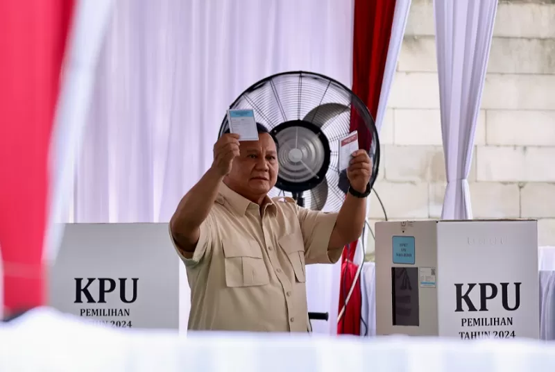 Presiden Prabowo Subianto menggunakan hak pilihnya untuk Pilkada 2024 di TPS 008, Bojong Koneng, Bogor, Rabu (27/11/2024).  (Foto: Tim Media Prabowo)