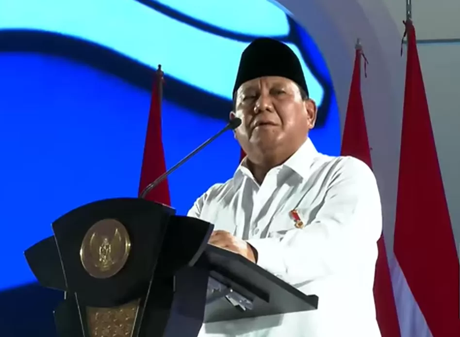 Potret Presiden Prabowo Subianto saat umumkan kenaikan gaji guru di Velodrome Rawamangun, Jakarta Timur, Kamis (28/11/2024) sore. (Foto: YouTube.com/kemdikdasmen)