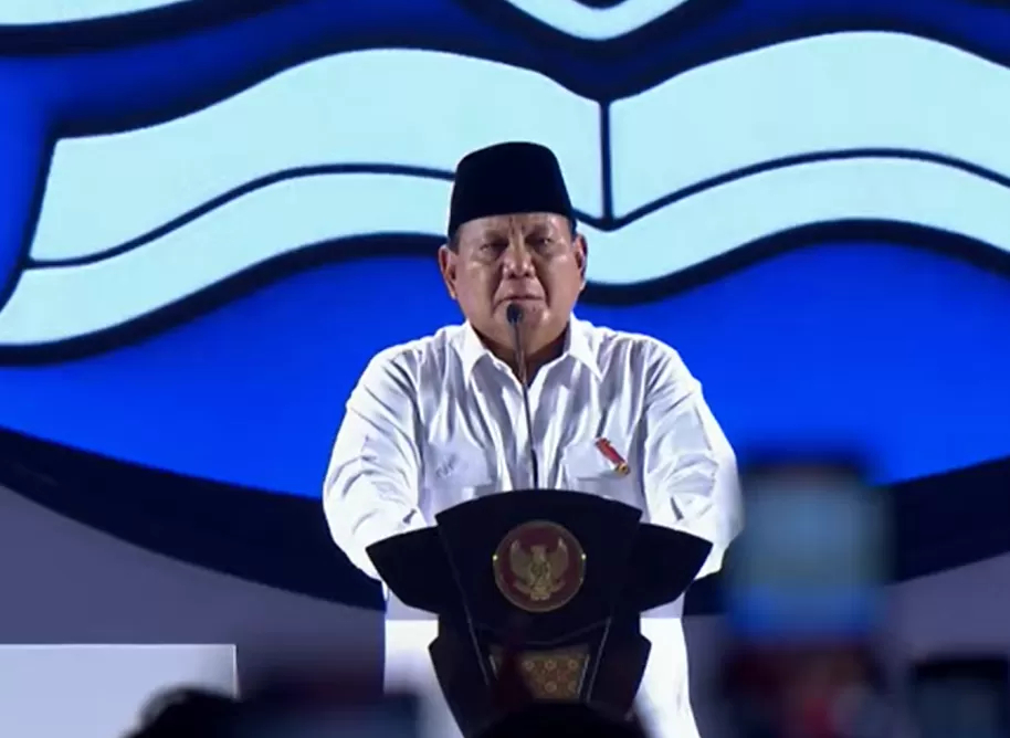 Potret Presiden Prabowo Subianto dalam puncak peringatan Hari Guru Nasional (HGN) 2024 di Jakarta International Velodrome, Jakarta, pada Kamis, (28/11/2024) sore. (Foto: YouTube.com/Kemdikdasmen)