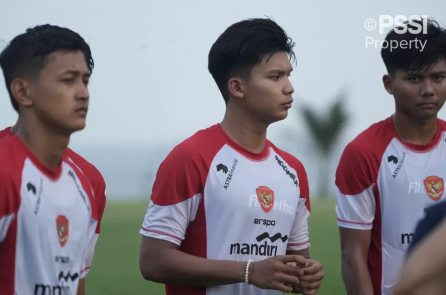 Potret Bek Muda Timnas Indonesia Kadek Arel (tengah) saat mengikuti sesi latihan, Kamis (28/11/2024), jelang Piala AFF 2024. (Foto: Dok. PSSI)