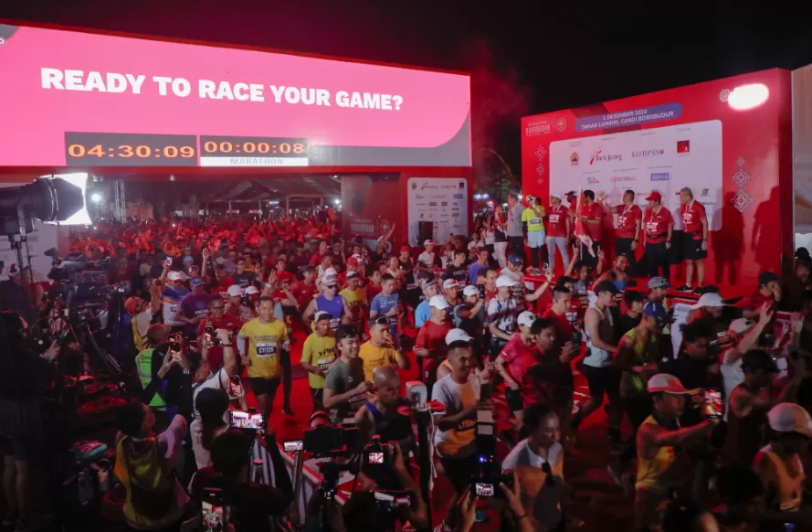 Ribuan peserta Bank Jateng Borobudur Marathon 2024 memulai start pada Minggu (1/12/2024) subuh, pukul 04.30 WIB, dari Taman Lumbini Candi Borobudur, Kabupaten Magelang, Jateng. (Foto: Humas Pemprov Jateng)