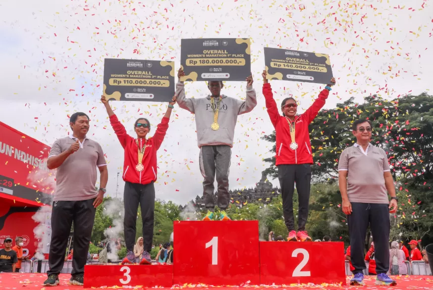 Potret Pj Gubernur Jateng Nana Sudjana (kiri) beram para pemenang Bank Jateng Borobudur Marathon 2024 pada Minggu (1/12/2024). (Foto: Humas Pemprov Jateng)