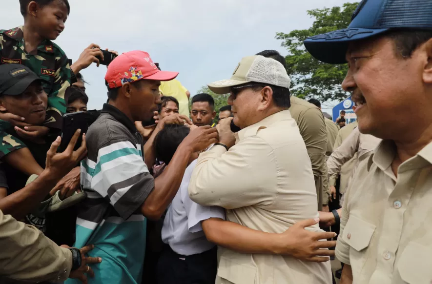 Potret Presiden Prabowo Subainto berama warga Karawang, usai tinjau tambak budidaya ikan nila salin, Senin (2/12/2024). (Foto: Tim Media Prabowo)