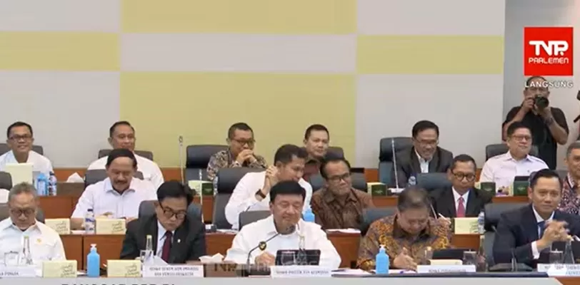 Para Menko Kabinet Merah Putih pada rapat kerja dengan Banggar DPR d gedung Parlemen, Jakarta, Senin (2/12/2024). (Foto: YouTube.com/TV Parlemen)