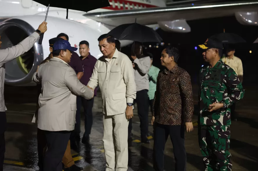 Potret ketibaan Presiden Prabowo Subianto di Bandara El Tari Airport, Kupang, NTT, Selasa (3/12/2024) malam. (Foto: Tim Media Prabowo)