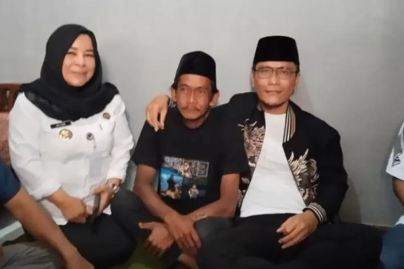 Potret Gus Miftah bersama penjual es teh bakul, Sunhaji, di kediaman Sunhaji di Kecamatan Grabag, Kabupaten Magelang, Jateng pada Rabu (4/12/2024).  ((Dok. Istimewa))