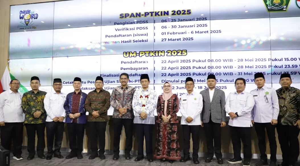 Potret Menag nasaruddin Umar (tengah) beserta jajaran dalam launching PMB PTKIN 2025 pada Selasa (3/12/2024). (Foto: Humas Kemenag)