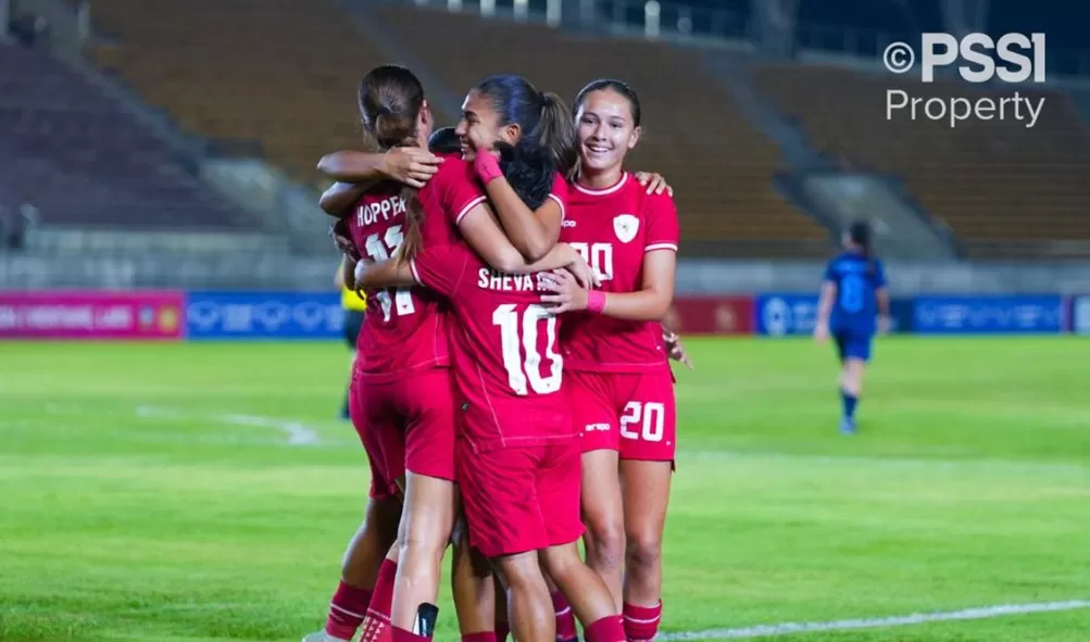 Luapan kegembiraan skuad Timnas Putri Indonesia mencetak gol ke gawang Kamboja di final Piala AFF Wanita 2024 pada Kamis (5/12/2024) malam. (Foto: Dok. PSSI)