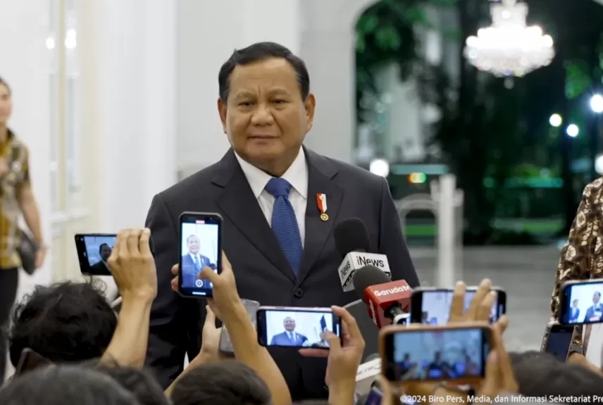 Potret Presiden Prabowo Subianto di Kompleks Istana Kepresidenan, Jakarta, pada Jumat (6/12/2024) malam. (Foto: BPMI Setpres)