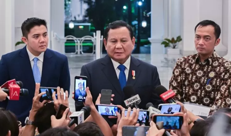 Potret Presiden Prabowo Subianto menyampaikan keterangan persnya kepada awak media di Istana Merdeka, Jakarta, Jumat (6/12/2024) malam. (Foto: BPMI Setpres/Rusman)