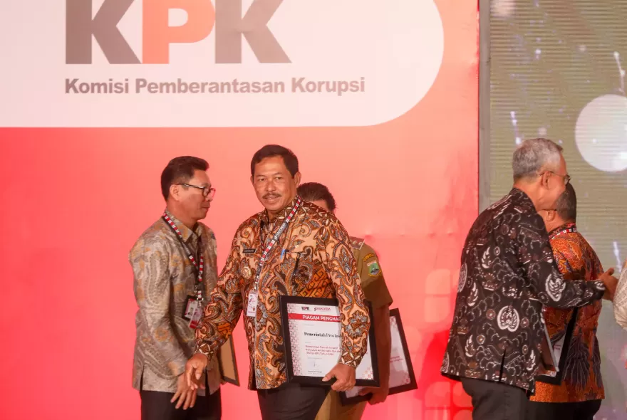 Pj Gubernur Jateng Nana Sudjana usai menerima penghargaan pada Peringatan Hari Anti Korupsi se-Dunia 2024 di Gedung Merah Putih KPK, Jakarta, Senin (9/12/2024). (Foto: Humas Pemprov Jateng)