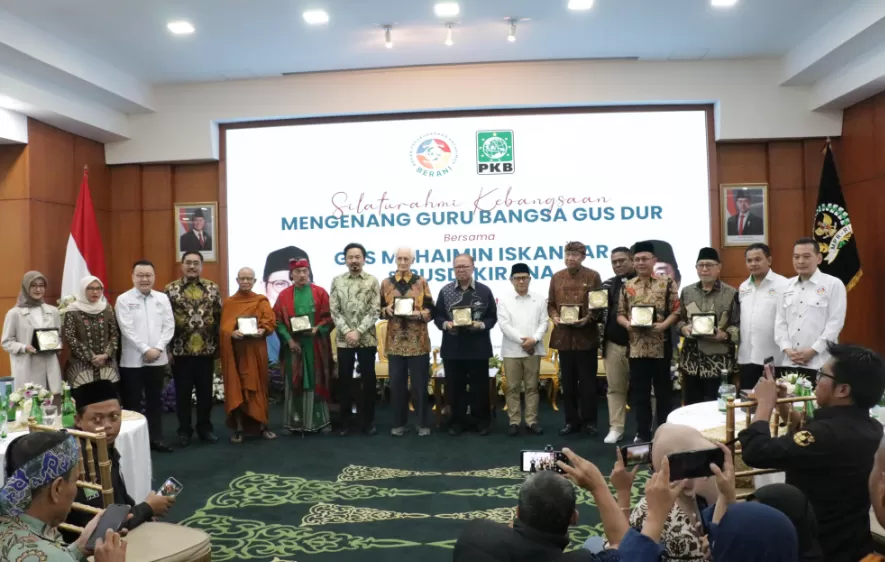 Ketum PKB Muhaimin Iskandar, bersama Wakil Ketua MPR Fraksi PKB Rusdi Kirana dan sejumlah tokoh agama dalam Haul ke-15 Gus Dur pada Jumat (13/12/2024) malam. (Foto: Tim Media PKB)