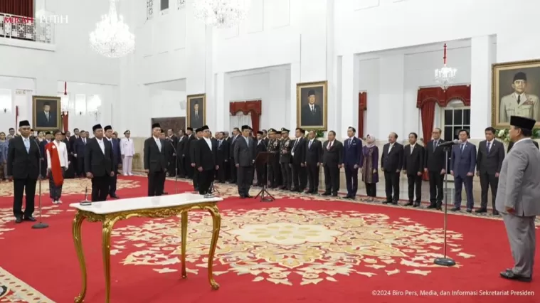 Pesiden Prabowo Subianto melantik dan menyaksikan pengucapan sumpah/janji pimpinan dan Dewas KPK untuk masa jabatan 2024-2029 di Istana Negara, Jakarta, Senin (16/12/2024).  (Foto: BPMI Setpres/Cahyo)