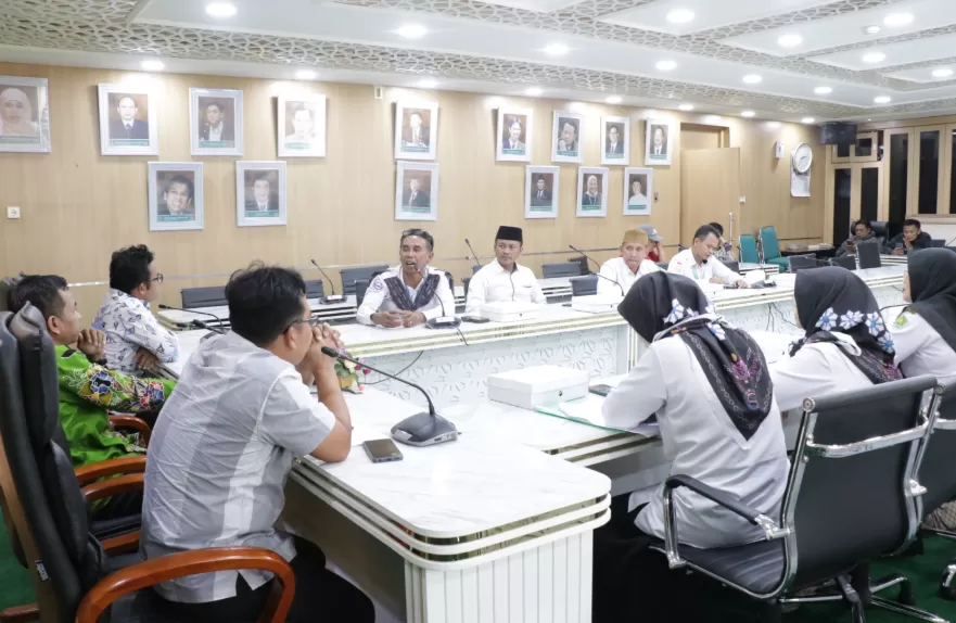 Guru madrasah yang tergabung dalam FGSNI saat menyampaikan aspirasinya kepada Fraksi PKB DPR RI, Senin (16/12/2024).  (Foto: Tim Media PKB)