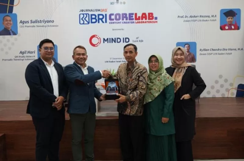 CEO Promedia Teknologi Indonesia Agus Sulistriyono (kedua dari kiri) bersama Dekan FISIP UIN Raden Fatah Palembang Prof. Dr. Abdur Razzaq, MA (ketiga dari kiri) dalam acara BRI CoreLab 2024. (Foto: Dok. Promedia Teknologi Indonesia)