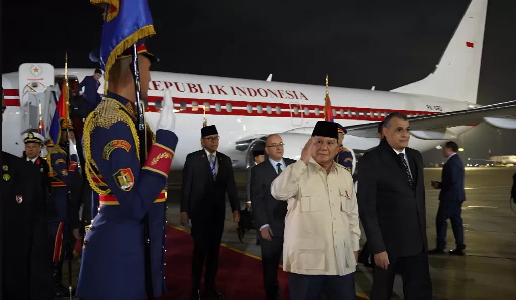 Potret Presiden Prabowo Subianto tiba di Bandar Udara Internasional Kairo, Mesir, pada Selasa (17/12/2024) malam, pukul 20.10 waktu setempat. (Foto: Tim Media Prabowo)