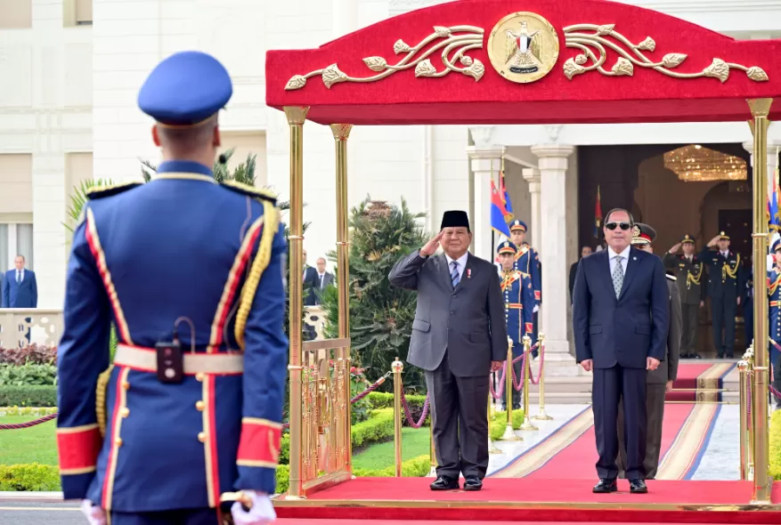 Presiden Prabowo Subianto disambut upacara kenegaraan di Istana Kepresidenan Al Ittihadiya, Kairo, Mesir, pada Rabu (18/12/2024).  (Foto: BPMI Setpres)