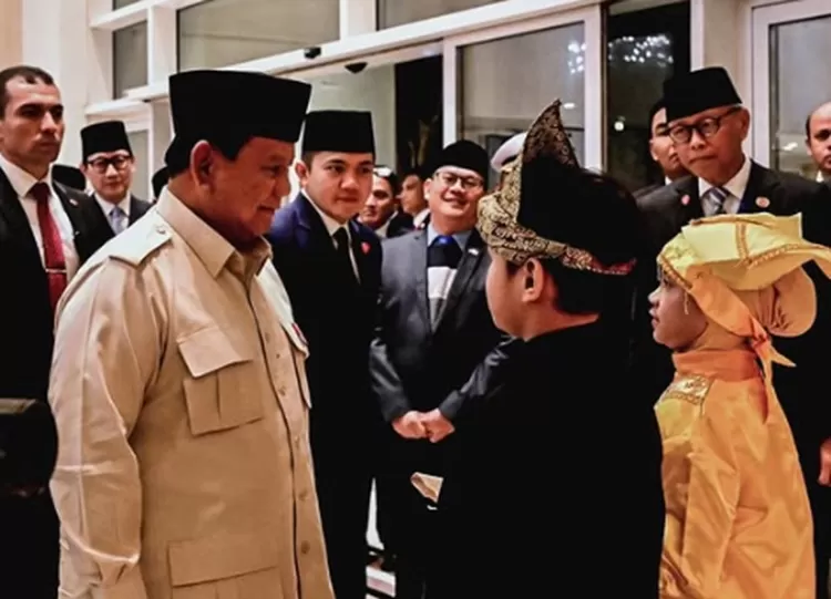 Potret Presiden Prabowo Subianto disambut anak-anak berpakaian adat Sumbar saat tiba di Kairo, mesir, pada Selasa (17/12/2024) malam. (Foto: Instagram.com/@prabowo)