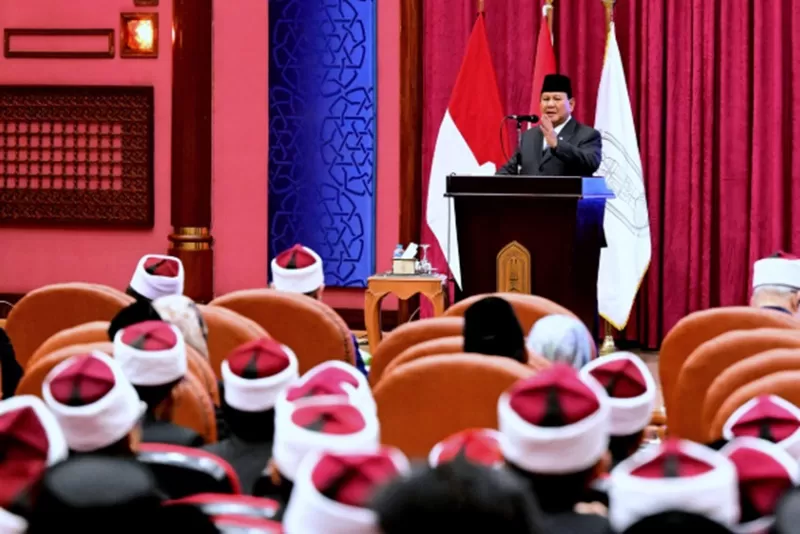 Potret Presiden Prabowo Subianto saat memberikan sambutan pada pertemuan dengan Mahasiswa Indonesia di Universitas Al Azhar Kairo, Mesir, pada Rabu (18/12/2024). (Foto: BPMI Setpres/Rusman)