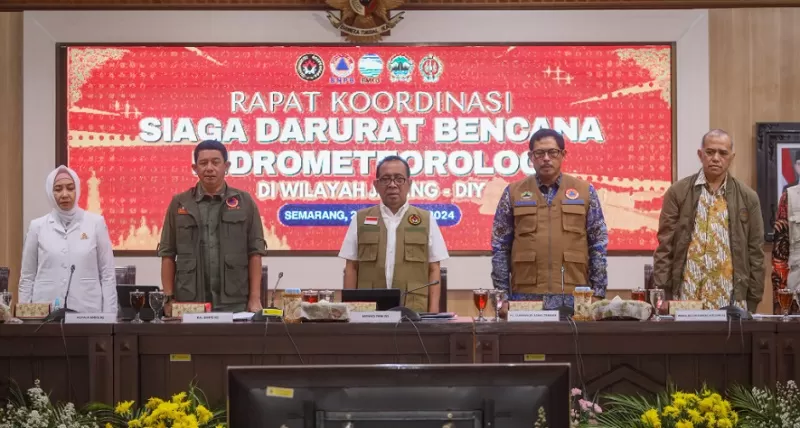 Menko PMK Pratikno, Kepala BNPB Suharyanto dan Pj Gubernur Jateng Naa Sudjana saat Rapat Koordinasi Siaga Darurat Bencana di kantor Gubernur Jateng, pada Jumat (20/12/2024). (Foto: Humas Pemprov Jateng)