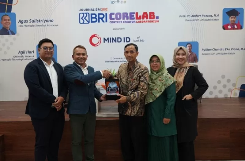 &nbsp;CEO Promedia Teknologi Indonesia Agus Sulistriyono (kedua dari kiri) bersama Dekan FISIP UIN Raden Fatah Palembang Prof. Dr. Abdur Razzaq, M.A (ketiga dari kiri) dalam acara BRI CoreLab 2024. (Foto: Dok.Promedia)