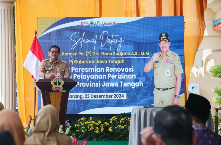  Pj Gubernur Jateng, Nana Sudjana, saat meresmikan ruang layanan perizinan DPMPTSP, Provinsi Jawa Tengah, Senin (2/12/2024). (Foto: Humas Pemprov Jateng)