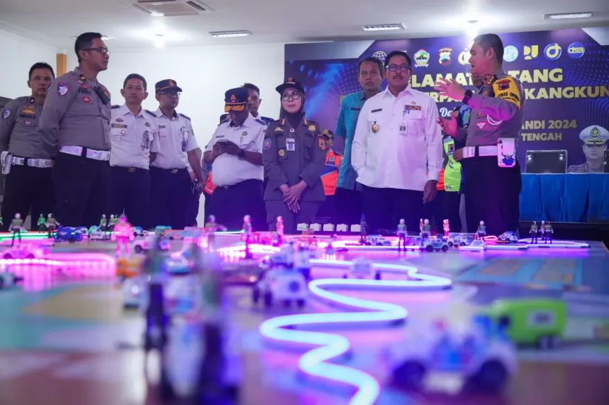 Pj Gubernur Jateng Nana Sudjana memantau arus lalu lintas mudik Nataru di Pos Terpadu Gerbang Tol (GT) Kalikangkung, Semarang pada Selasa (24/12/2024). (Foto: Humas Pemprov Jateng)