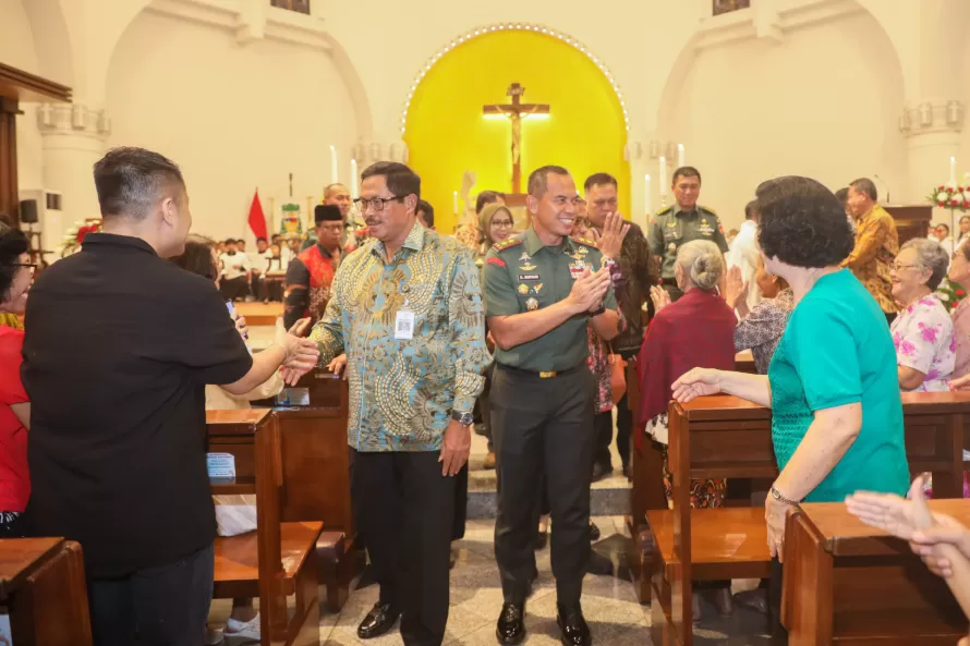 Pj Gubernur Jateng Nana Sudjana, menyapa jemaat misa malam Natal 2024, di salah satu gereja di Kota Semarang, Selasa (24/12/2024) malam. (Foto: Humas Pemprov Jateng)