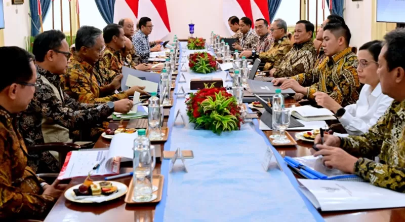 Presiden Prabowo Subianto memimpin rapat terbatas (ratas) bersama sejumlah menteri Kabinet Merah Putih di Istana Merdeka, Jakarta, Senin (30/12/2024).  (Foto: BPMI Setpres/Rusman)