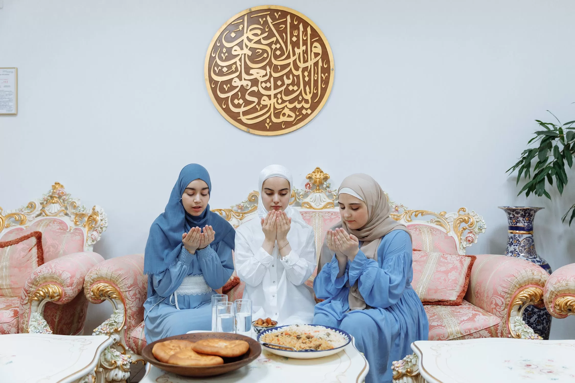 Menyantap hidangan saat hari raya Idul Fitri (Pexels.com)