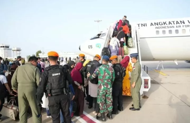 Tim evakuasi TNI saat mengevakuasi warga negara Indonesia (WNI) dari Port Sudan menuju Jeddah, Arab Saudi (Instagram @puspentni)