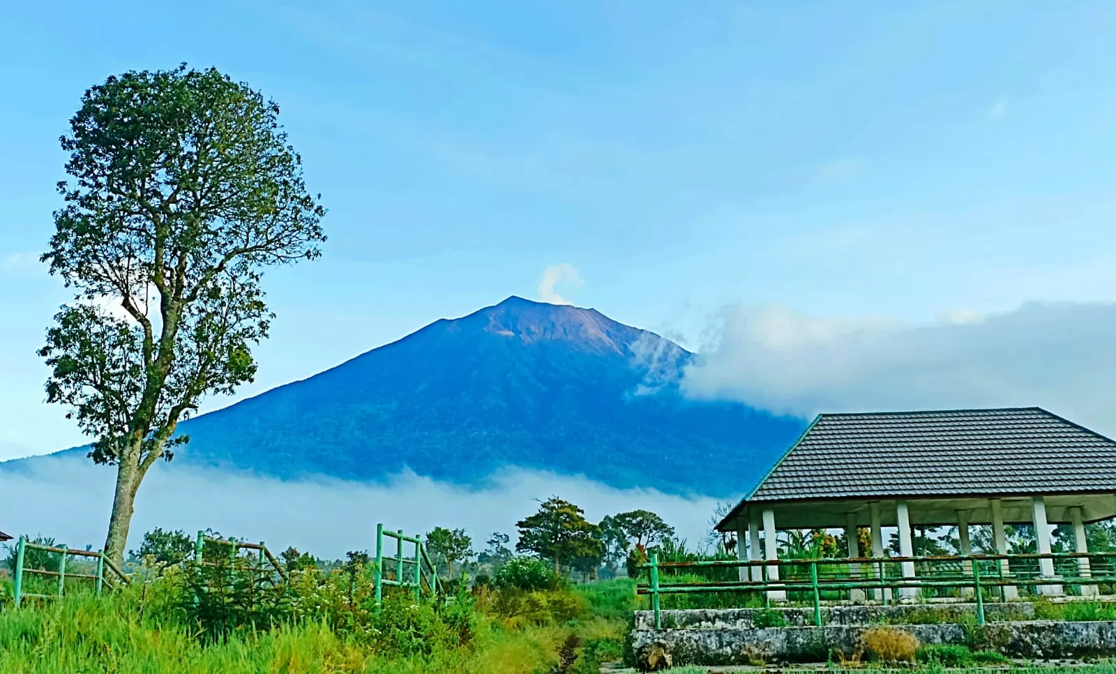 Gunung Kerinci adalah gunung api tertinggi di Asia Tenggara (Metrojambi.com)