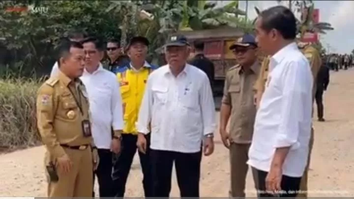 Tangkapan video Presiden Jokowi saat meninjau jalan rusak di Sungai Gelam, Kabupaten Muaro Jambi, Provinsi Jambi (Youtube Sekretariat Presiden)
