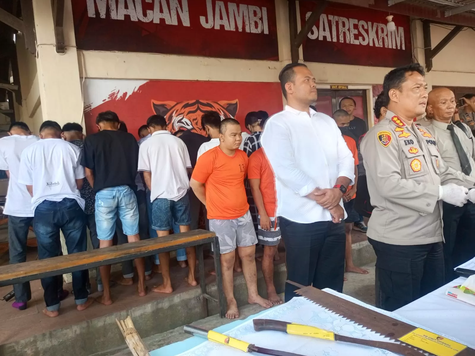 Belasan remaja terlibat aksi tawuran di kawasan Puskesmas Telanaipura, Kota Jambi berhasil diamankan (M Ichsan) 