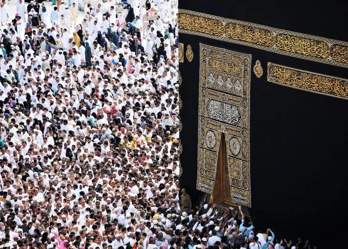 Orang Berkumpul Di Dekat Ka'bah, Makkah, Arab Saudi  (Haydan As-Soendawy/Pexels.com)
