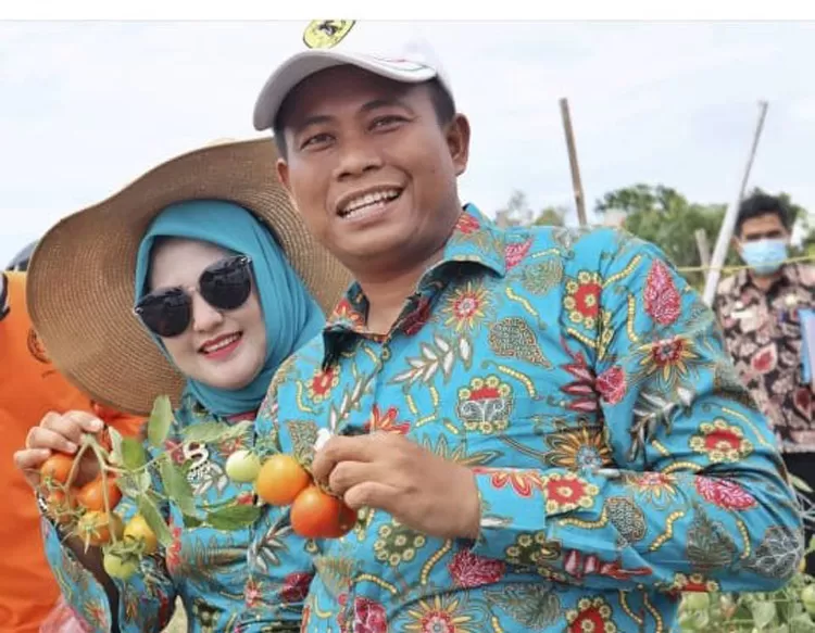 Wakil Bupati Rohil H Sulaiman dan isteri, Sari Eka Rahmi. (Ig @sariekarahmi_official)