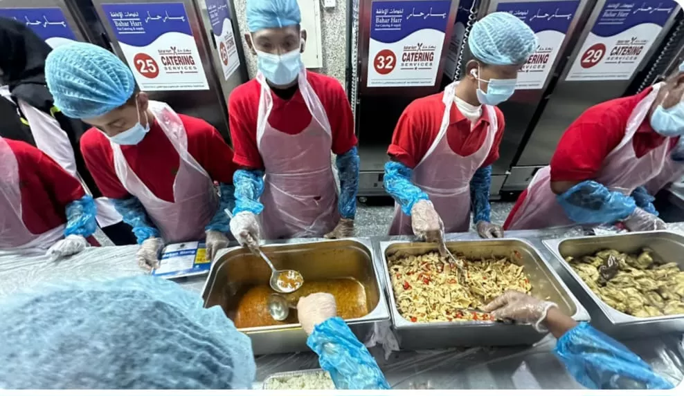 Petugas dapur katering menyiapkan makanan untuk jamaah haji Indonesia di Madinah (kemenag.go.id)