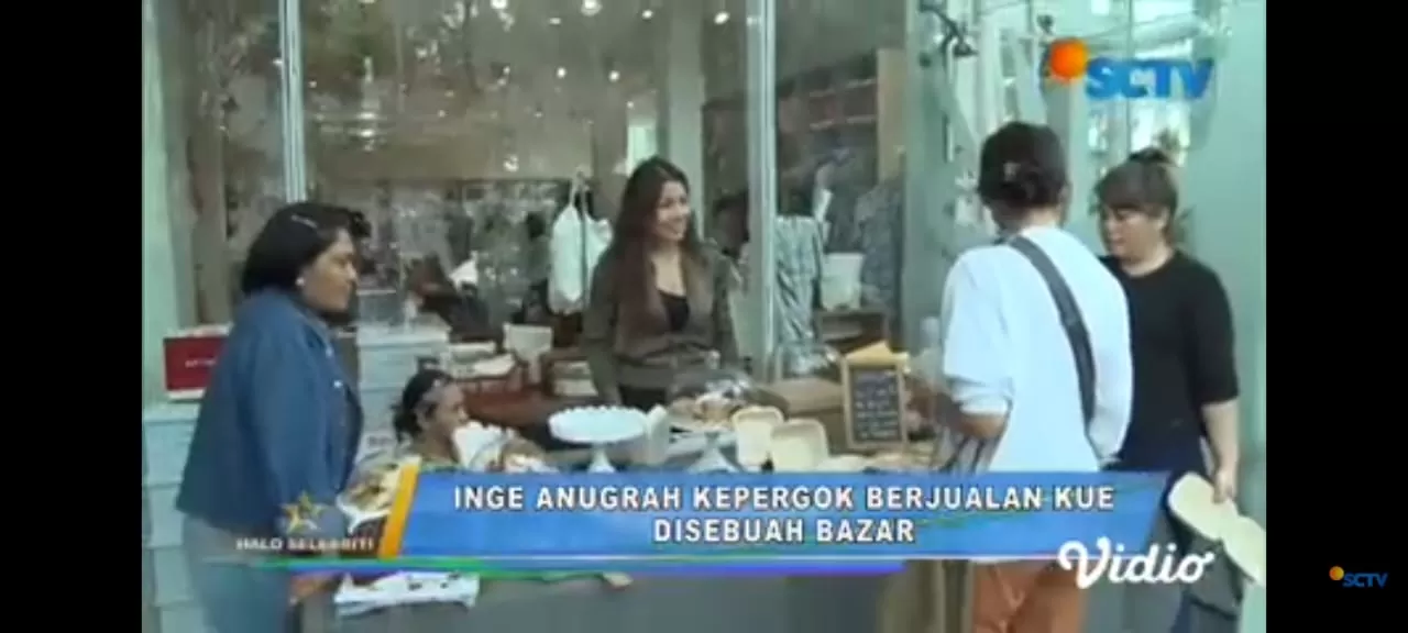 Inge Nugraha saat dijumpai tengah berjualan kue (Dok Youtube SCTV)