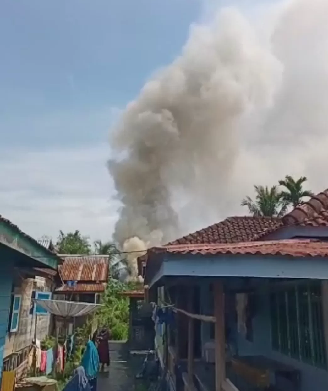 Tangkapan layar- asap membumbung tinggi akibat dari kebakaran bedeng empat pintu di Tanjung Johor (M Ichsan) 
