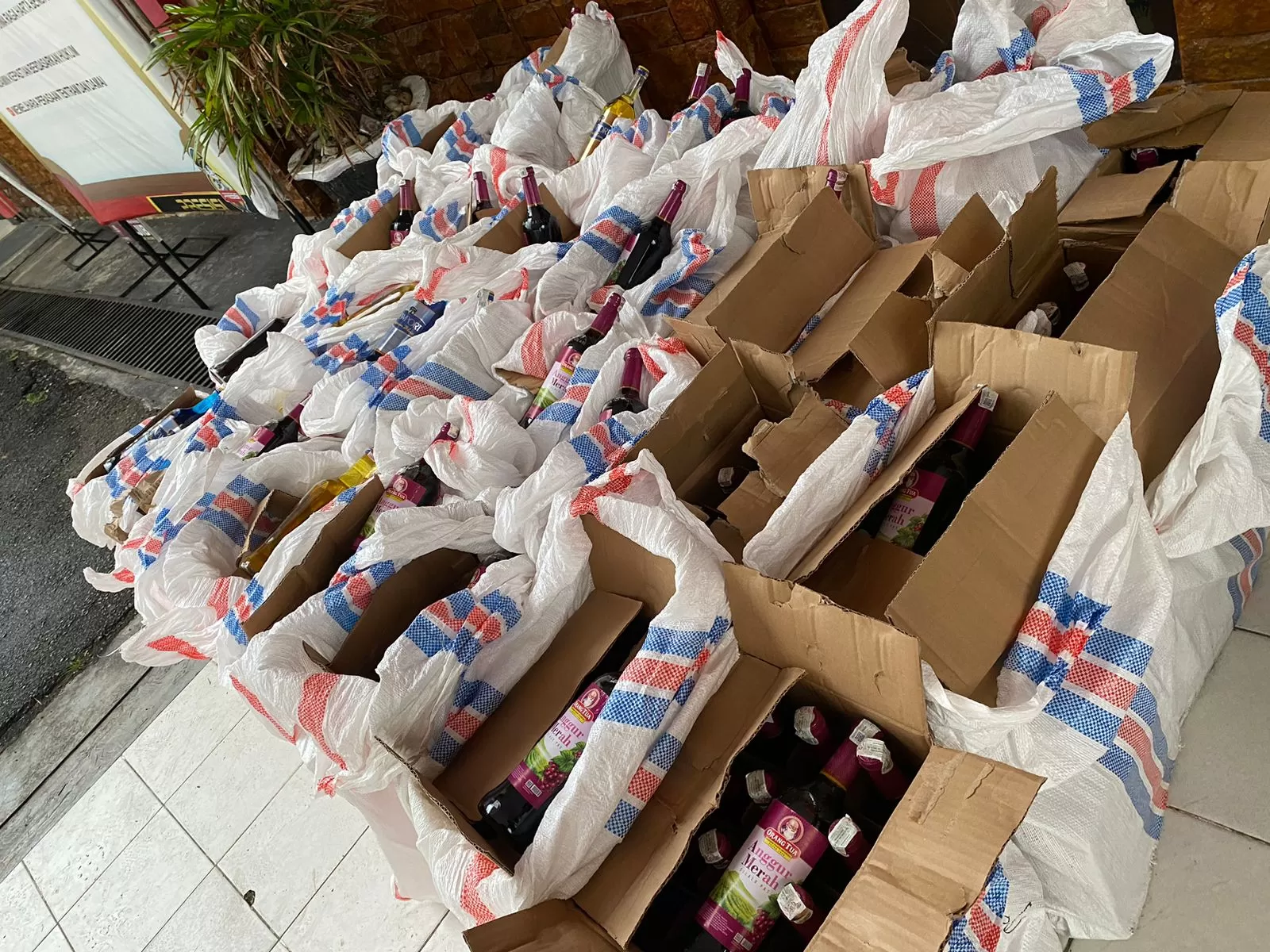 Ratusan dus minuman keras diamankan Polres Kerinci dari sebuah gudang di Desa Pelayang Raya, Kota Sungai Penuh (Metrojambi.com/Dedi Aguspriadi)