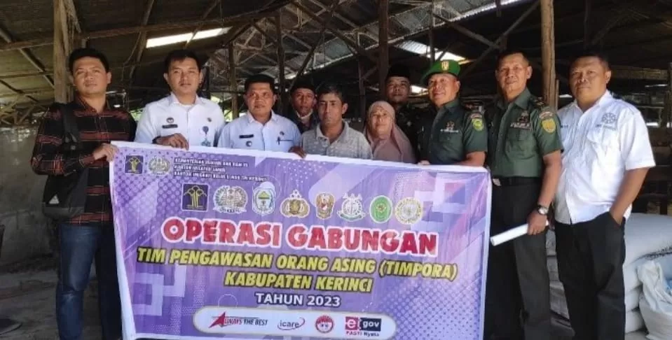 Tim Pora Kabupaten Kerinci melakukan operasi gabungan untuk memantau keberadaan WNA (Metrojambi.com/Dedi Aguspriadi)