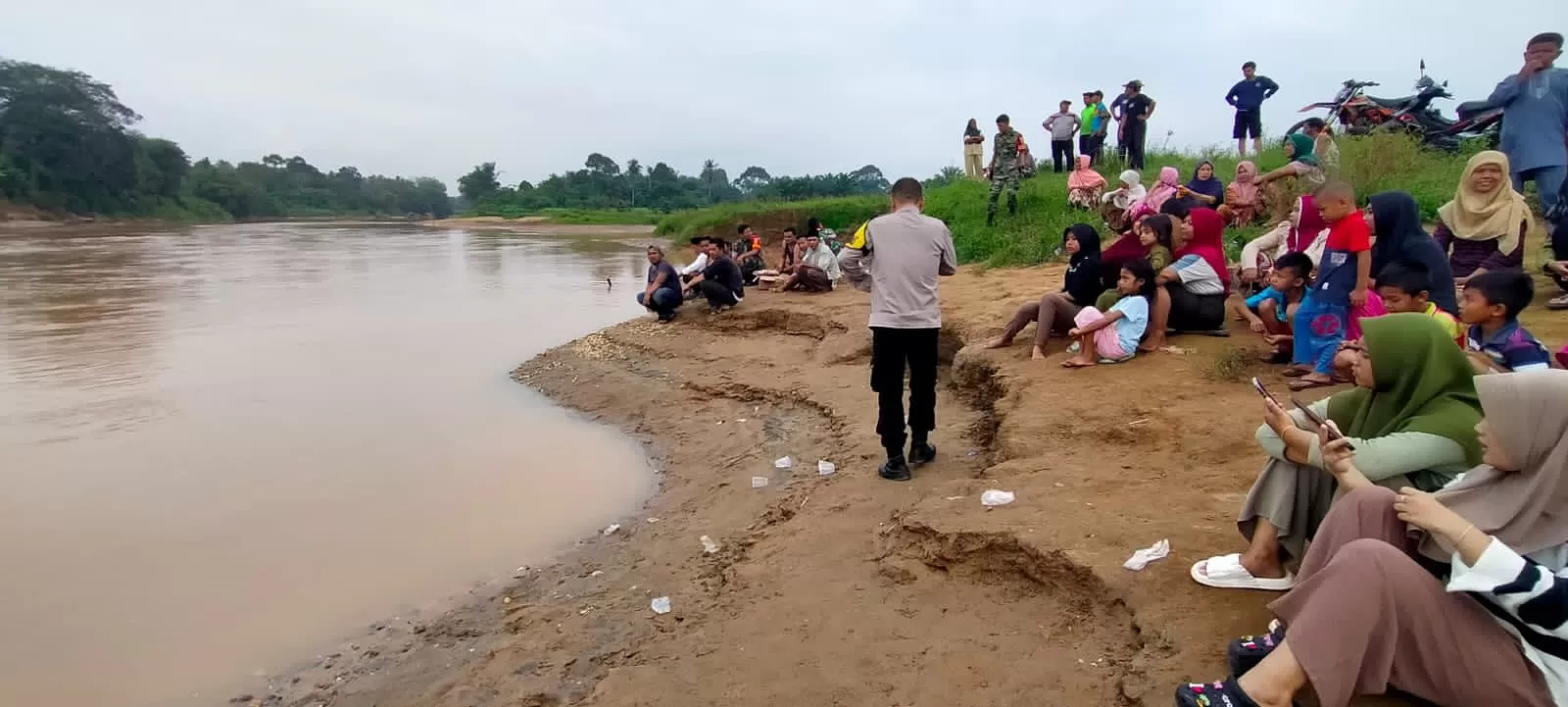 Warga tengah melakukan pencarian di sungai Tembesi.  (ist )
